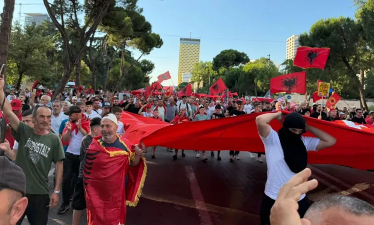 Protestuesit rrethojnë Kryeministrinë, afat Ramës dhe thirrje Berishës për dorëheqje