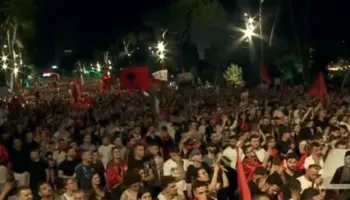 Protestuesit rrethojnë Kryeministrinë/ Tubimit i bashkohen edhe qytetarë të ardhur nga diaspora