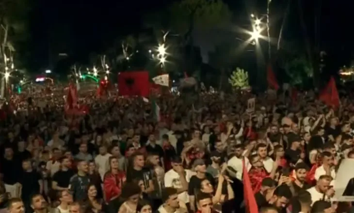 Protestuesit rrethojnë Kryeministrinë/ Tubimit i bashkohen edhe qytetarë të ardhur nga diaspora