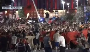 Protestuesit sfidojnë Botërorin/ Rrugët e Tiranës plot me qytetarë që marshojnë