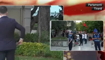 Protestuesit shkojnë në Kuvend, Rama dhe deputetët dalin nga hyrja tjetër