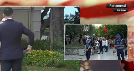 Protestuesit shkojnë në Kuvend, Rama dhe deputetët dalin nga hyrja tjetër