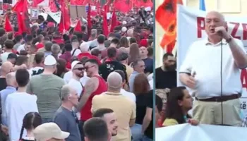 Protestuesit shpalosin kërkesat e tyre: Të sekuestrohen pasuritë e politikanëve që…