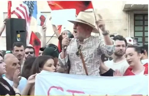 Protestuesit sjellin gomonen para kryeministrisë