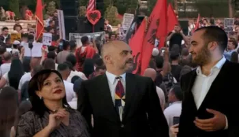Protestuesit thirrje SPAK-ut: Hetoni pasurinë e Edi Ramës dhe rrethit të tij!