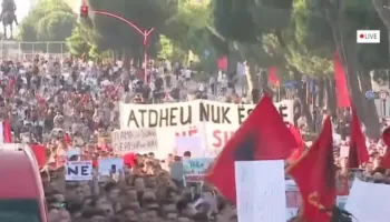 PS feston 35-vjetorin në Pallatin e Kongreseve, qytetarët sërish protestë për Zvërnecin para Kryeministrisë