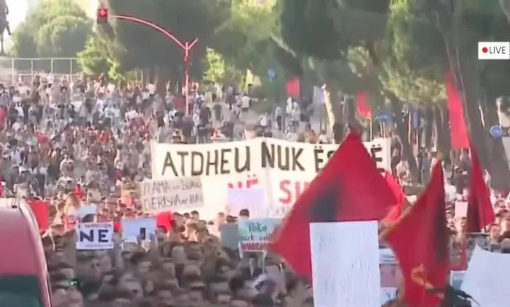 PS feston 35-vjetorin në Pallatin e Kongreseve, qytetarët sërish protestë për Zvërnecin para Kryeministrisë