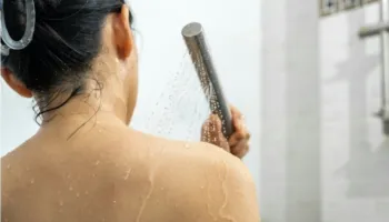 Pse duhet të shmangni dushet me ujë të ftohtë gjatë motit të nxehtë