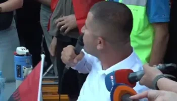 ‘Pse na keni harruar?’/ I riu me aftësi të kufizuara shpërthen ndaj qeverisë në protestë: Na keni marrë frymën për 35 vite