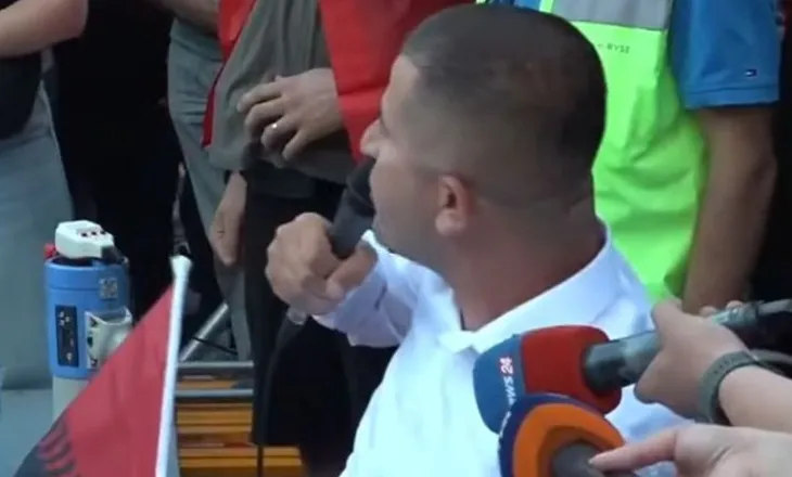 ‘Pse na keni harruar?’/ I riu me aftësi të kufizuara shpërthen ndaj qeverisë në protestë: Na keni marrë frymën për 35 vite