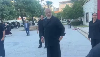 “Punët vazhdojnë përpara…”/ Rama-gazetarit italian: Unë i gjunjëzohem vetëm Melonit (VIDEO)
