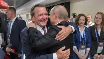 Putin kërkoi që të ishte ndërmjetësuesi i dialogut Rusi-BE, presidenti rus takohet me ish-kancelarin Shchroder në Kremlin