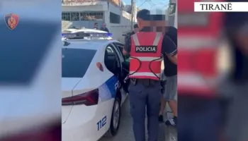 Qarkullonte i armatosur si pasagjer, vihet në pranga 21-vjeçari në Tiranë