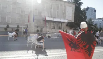 Qëndruan deri në mëngjes para Kryeministrisë, policia procedon 9 protestues