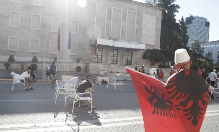 Qëndruan deri në mëngjes para Kryeministrisë, policia procedon 9 protestues