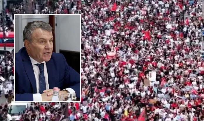 “Qeveria e tij personale është e kalbur”/ Tubimet masive, Arben Malaj: Dorëheqja e Ramës është një objektiv…