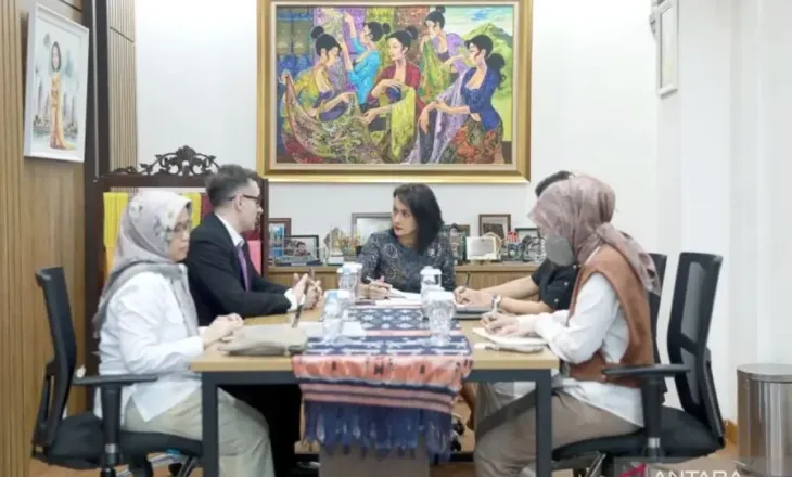 Qeveria kërkon emigrantë nëpër botë për të zëvendësuar shqiptarët e ikur/ Delina Ibrahimaj fluturon në Indonezi për marrëveshje punonjësish
