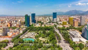 Qeveria miraton 870 milionë lekë kompensim për pronarët e prekur nga ndërtimet e legalizuara në 16 zona