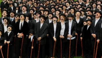 Qindra të veshur si Charlie Chaplin, tentojnë rekord botëror në Zvicër