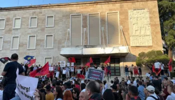 Qytetarët çajnë kordonin e policisë para Kryeministrisë, tensionohet protesta për Zvërnecin! Ja kërkesat për Qeverinë