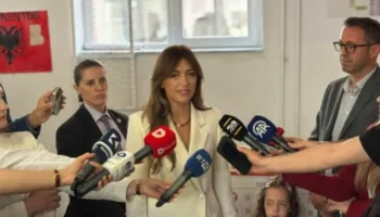 Qytetarët e Kosovës drejt kutive të votimit/ Presidentja në detyrë Haxhiu apelon për pjesëmarrje masive në zgjedhje