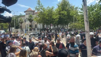Qytetarët godasin me vezë makinat e ministrave, përplasje fizike me Policinë