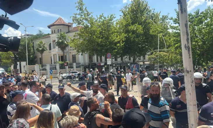 Qytetarët godasin me vezë makinat e ministrave, përplasje fizike me Policinë