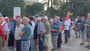 Qytetarët mblidhen në protestën e 30-ë në Tiranë, kërkohet largimi i Ramës e Berishës nga skena politike