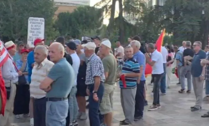 Qytetarët mblidhen në protestën e 30-ë në Tiranë, kërkohet largimi i Ramës e Berishës nga skena politike
