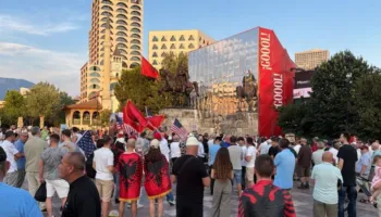 Qytetarët mblidhen te sheshi Skënderbej, eurodeputetët i bashkohen sot protestës?