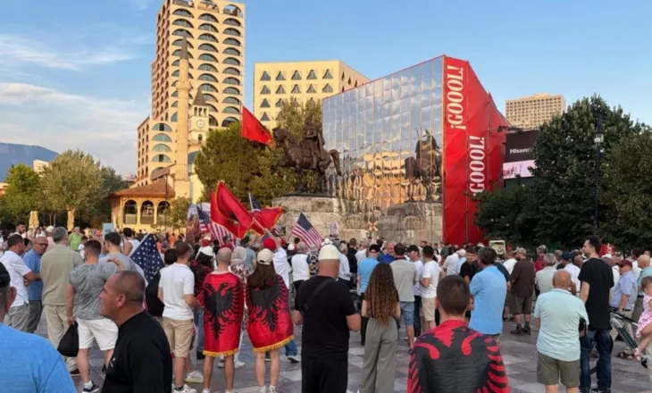 Qytetarët mblidhen te sheshi Skënderbej, eurodeputetët i bashkohen sot protestës?