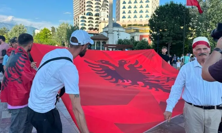 Qytetarët mblidhen te sheshi “Skënderbej”, pritet t’i drejtohen kryeministrisë