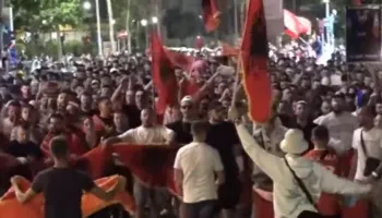Qytetarët mbyllin protestën para kryeministrisë, nis marshimi në rrugët e Tiranës