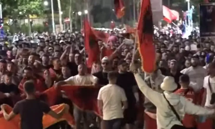 Qytetarët mbyllin protestën para kryeministrisë, nis marshimi në rrugët e Tiranës