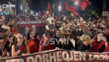 Qytetarët nuk largohen nga sheshi, këndojnë Himnin Kombëtar para zyrës së Ramës