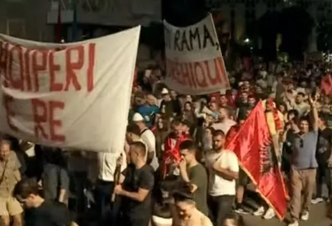 “Qytetarët po kërkojnë të gjejnë veten në një alternativë politike”/ Reagon Softa: Revoltë e nisur nga pakënaqësitë…