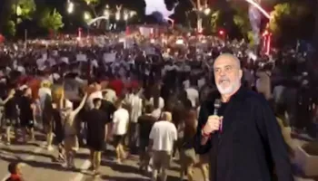 Qytetarët prej 10 ditësh “ngulin rrënjë” poshtë zyrës së tij, Rama e “bërtet” nga Fieri: T’i kërkosh hesape partisë…