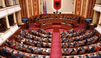 Qytetarët prej 12 ditësh kërkojnë largimin e qeverisë dhe Ramës! Sot seancë plenare në Kuvend, 6 interpelanca…