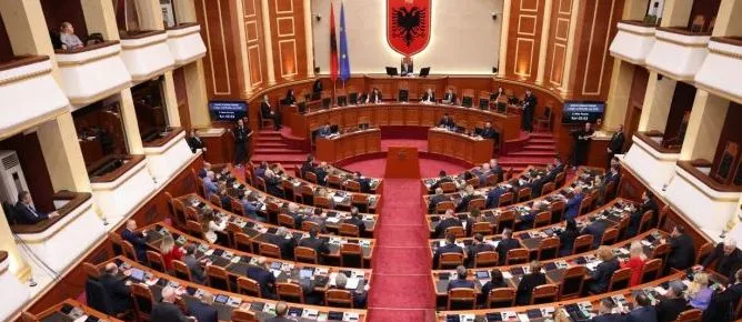 Qytetarët prej 12 ditësh kërkojnë largimin e qeverisë dhe Ramës! Sot seancë plenare në Kuvend, 6 interpelanca…