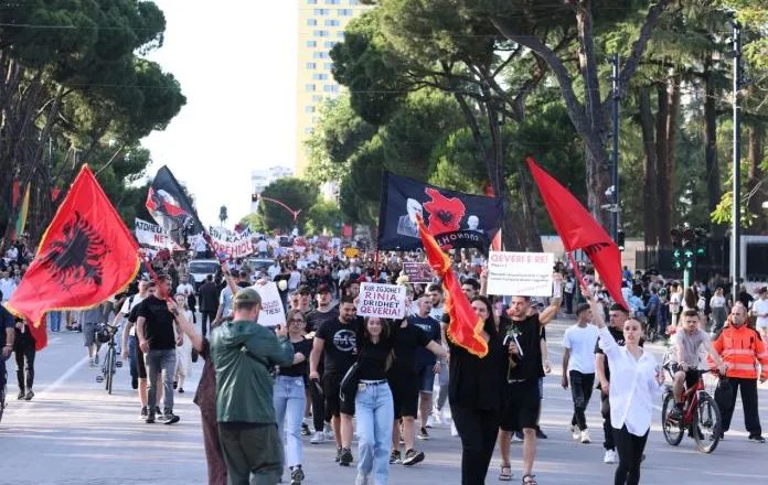 Qytetarët sërish protestë në Tiranë kundër resortit në Zvërnec