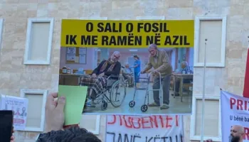 Qytetarët shfrenojnë imagjinatën/ Pankartat me mesazhe kreative: O Sali o fosil, ik me Ramën në azil