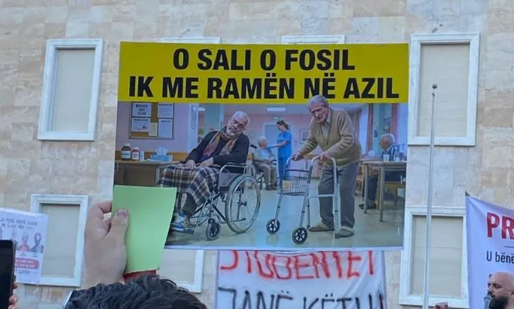 Qytetarët shfrenojnë imagjinatën/ Pankartat me mesazhe kreative: O Sali o fosil, ik me Ramën në azil