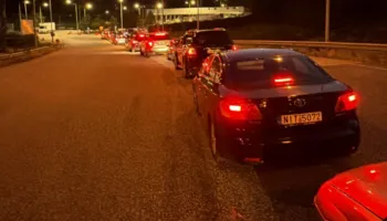 Radhë kilometrike makinash në kufirin greko-shqiptar, udhëtarët presin mbi një orë në Krystallopigi–Kapshticë