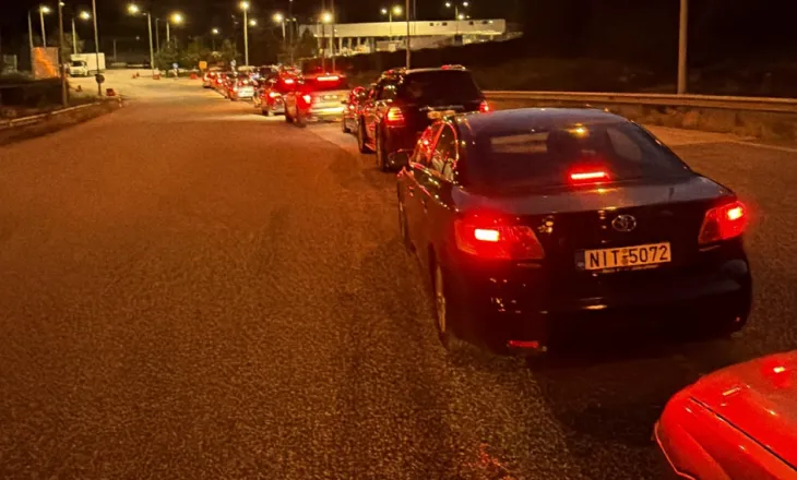 Radhë kilometrike makinash në kufirin greko-shqiptar, udhëtarët presin mbi një orë në Krystallopigi–Kapshticë