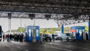 Radhë të gjata dhe fluturime të humbura: BE-ja paralajmëron lehtësime në kufij gjatë verës