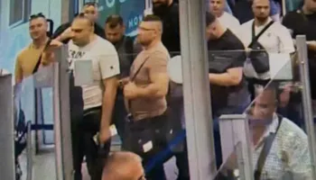 Radio komunikimi, pankarta dhe dyshime për destabilizim – Ja çfarë u gjet tek 87 serbët e ndaluar në Tivat