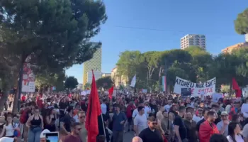 “Rama dorëhiqu”, fillon protesta e qytetarëve para Kryeministrisë