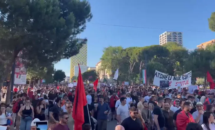“Rama dorëhiqu”, fillon protesta e qytetarëve para Kryeministrisë