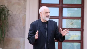 Rama i nxjerr videon gazetarit: Kur del nga kuvlia e Bufit dhe shtiresh si flamingo në një teatër maskash