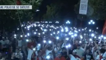 “Rama ik!”/ 20 ditë revolucion! “Ndizen” rrugët nga blicet e protestuesve, qytetarët i përshëndesin nga ballkonet